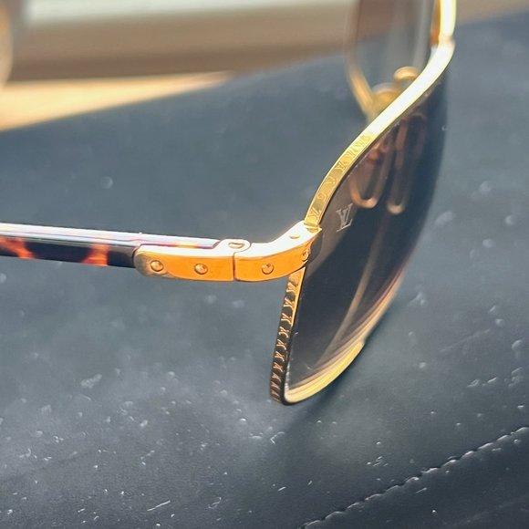 Louis Vuitton (LV) Gold Sunglasses - Picture 4 of 12